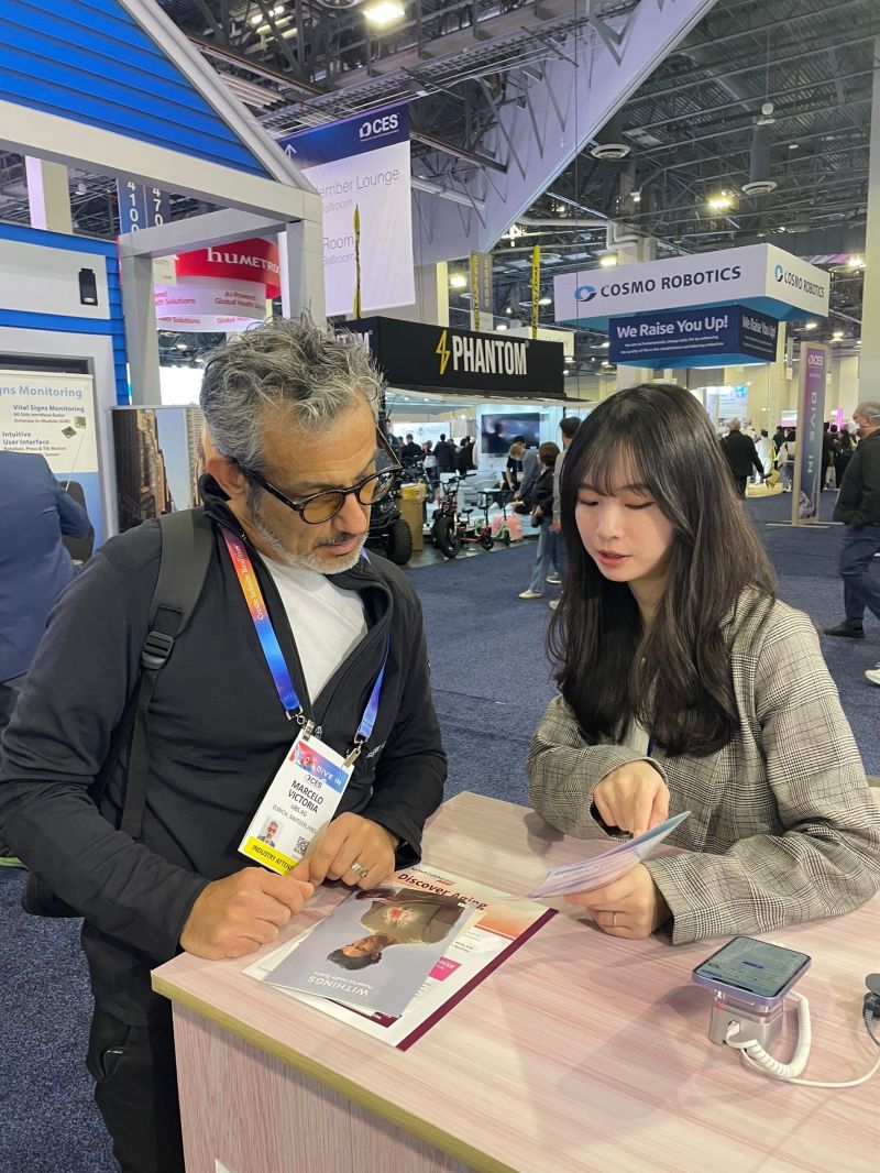 A RadiRad team member speaks with CES visitors