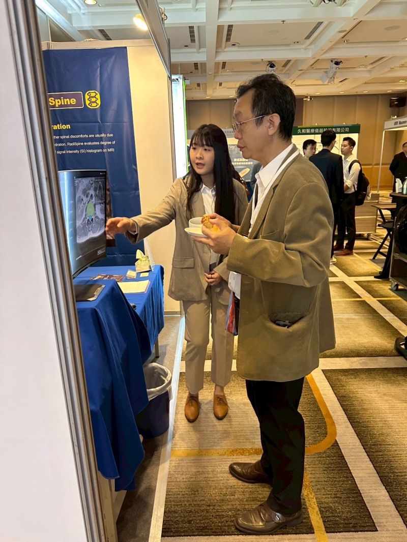 Visitors viewing the RadiSpine disc degeneration demonstration